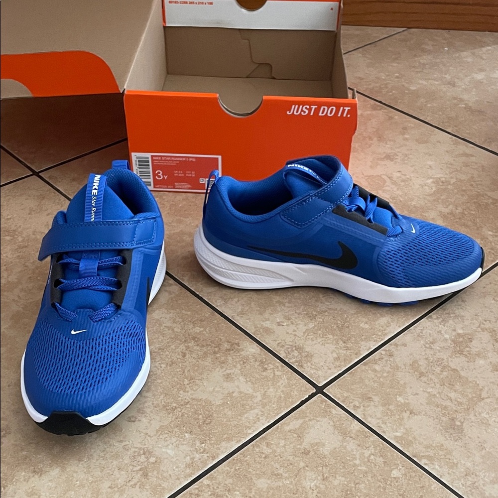Nike size 3 Kids Star Runner 5